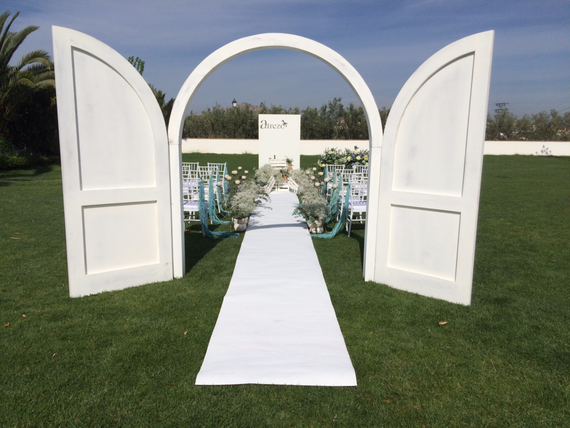 puerta blanca boda exterior