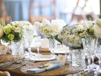 Flores para centro de mesa de invitados en boda