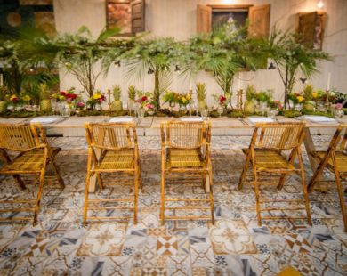 Mesa y sillas boda tropical