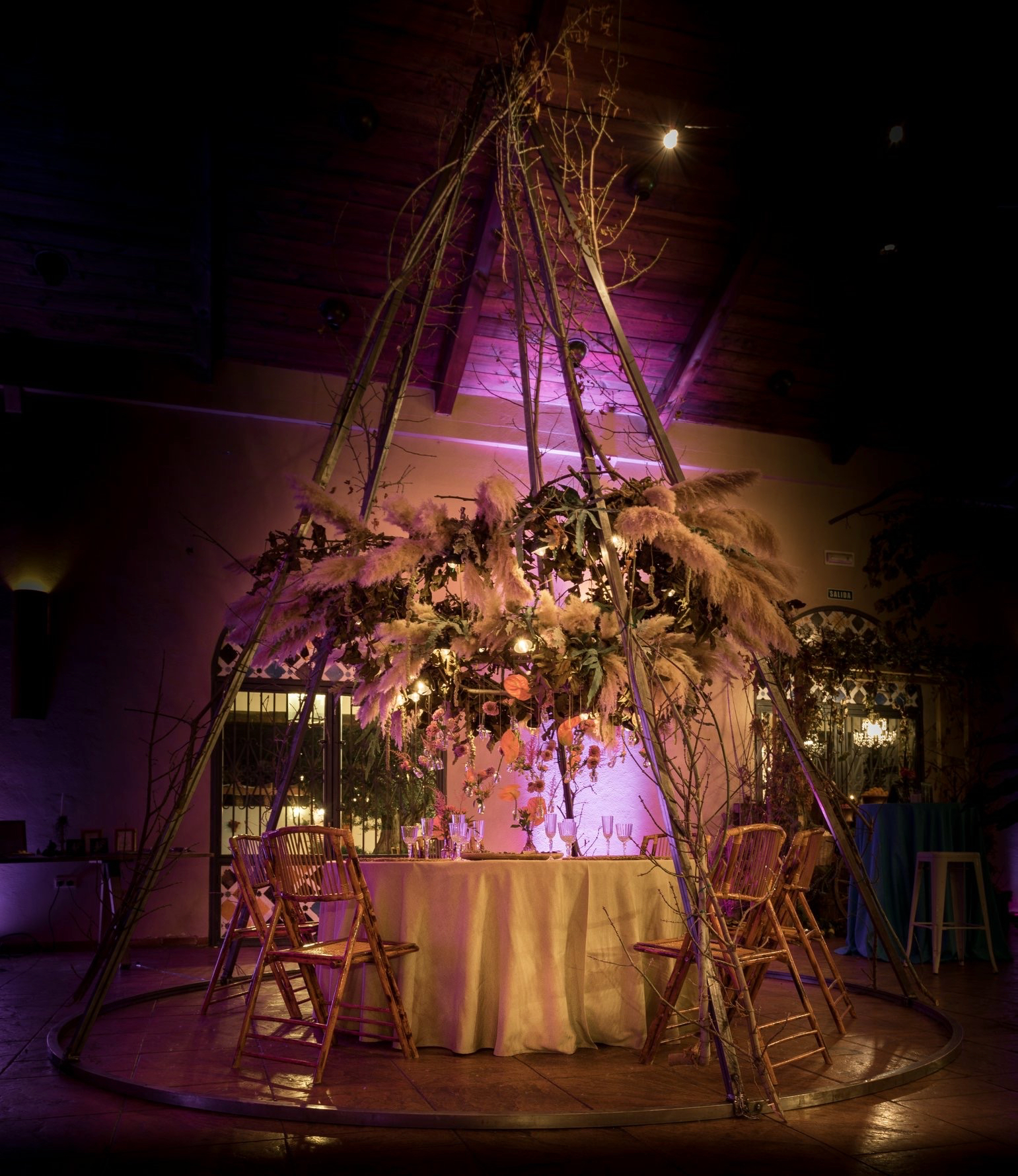 Cabaña de ramas para decorar una mesa de novios en boda