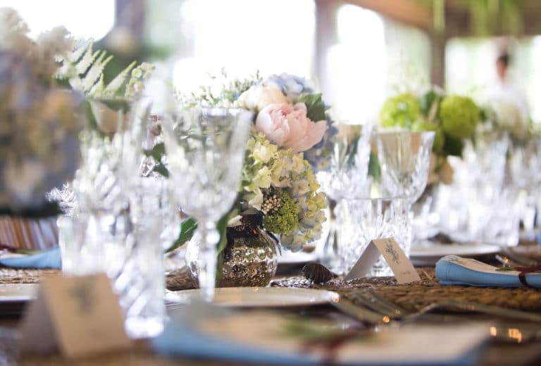 Boda elegante con centros de mesa pequeños con flores rosas y blancas en Granada