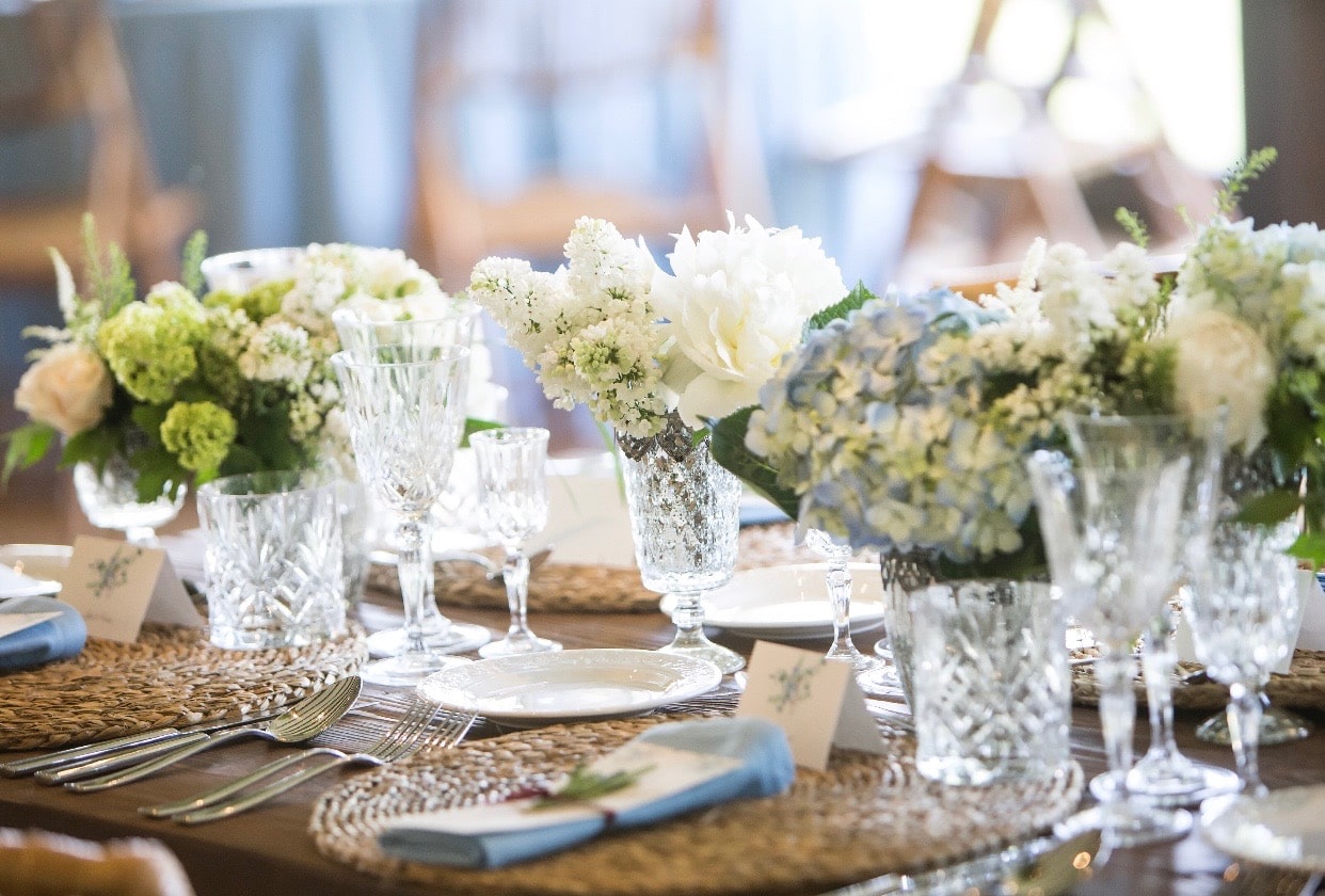 Flores para centro de mesa de invitados en boda