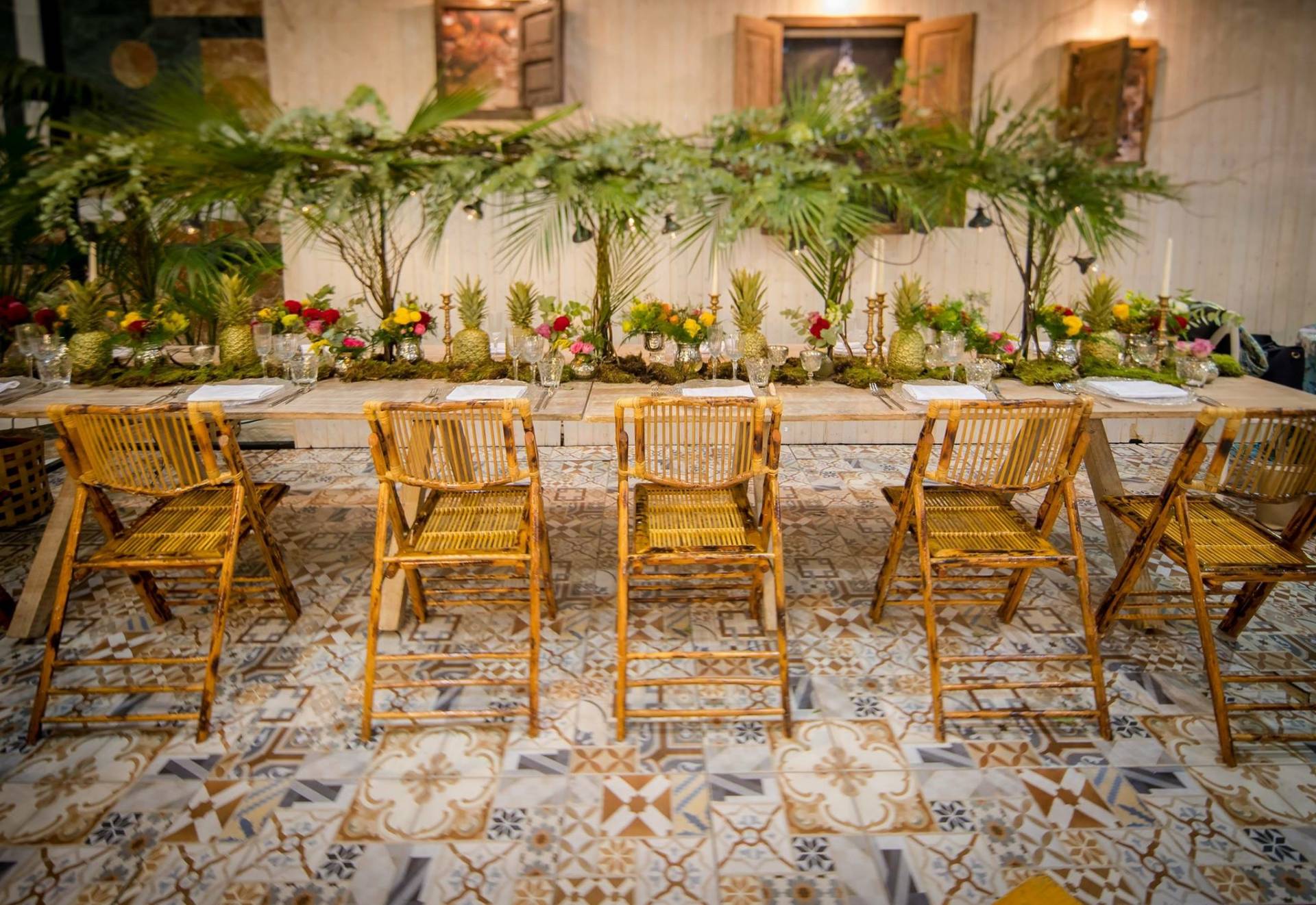 Mesa y sillas boda tropical